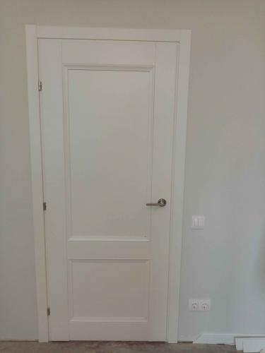 На межкомнатной двери установлена новая ручка, заменившая старую. Работа завершена, механизм функционирует исправно, внешний вид обновлён, элементы закреплены надёжно.