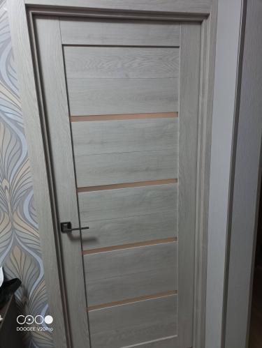 Установлена однопольная дверь с фурнитурой. Проведены работы по монтажу коробки, навешиванию полотна, регулировке петель и замка. Завершена отделка откосов и установка наличников.