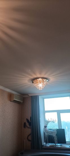 Установлена новая люстра на потолок, подключены провода, проверена работа освещения. Закрепление выполнено надежно, обеспечена безопасность и эстетичность. Светильник гармонично вписан в интерьер.