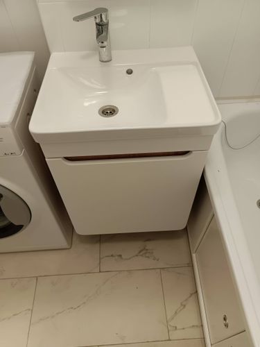 Установлен новый кран на раковину, подключены трубы, проверена герметичность соединений, устранены протечки, выполнена проверка работоспособности, очищено рабочее место.