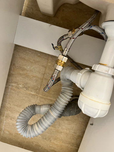 Проведена замена кранбуксы в смесителе, обновлены соединения, проверена герметичность, устранены протечки, обеспечена надежная работа водопровода.