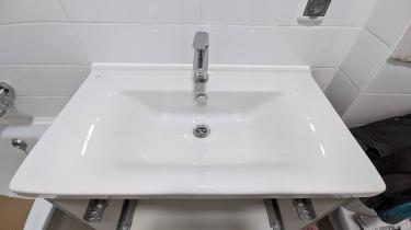 Установлен новый кран, старый демонтирован. Проверена герметичность соединений, устранены протечки. Работы завершены, система функционирует исправно.