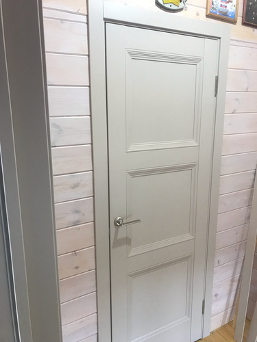 Установлены доборы на межкомнатную дверь, обеспечивая плавный переход между стеной и дверной коробкой. Работа завершена аккуратно, с точной подгонкой элементов и качественной отделкой.