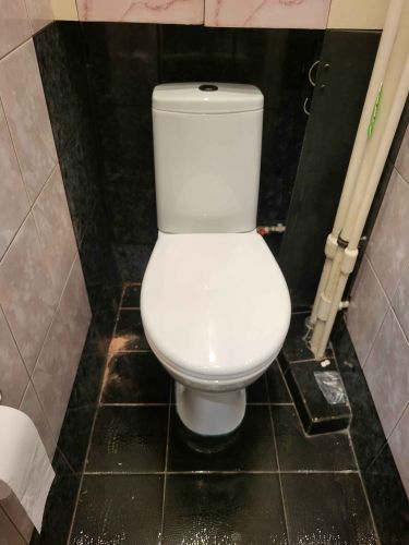 Установлено сантехническое оборудование, подключены коммуникации, проверена герметичность соединений, закреплено на полу, произведена проверка функциональности.