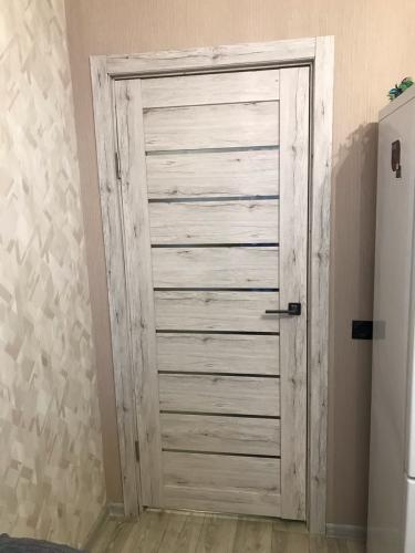 Установлены дополнительные элементы на дверной проем, обеспечивающие завершенный вид и гармоничное сочетание с интерьером. Все детали аккуратно подогнаны и надежно закреплены.