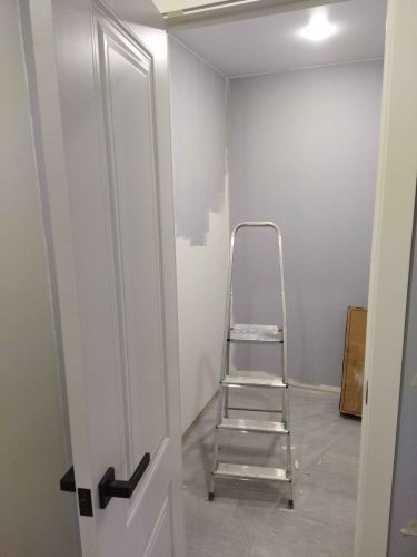 Установлен новый механизм в деревянное полотно, выполнены точные вырезы для замка и ручки, обеспечена надежная фиксация, проверена плавность работы, завершена установка.