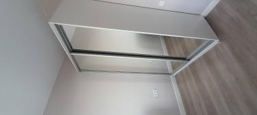 Установлены направляющие, закреплены боковые панели, смонтированы двери с зеркалами, отрегулированы механизмы, проверена плавность движения створок, завершена сборка конструкции.