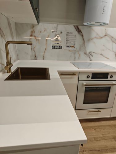 Сборка и установка кухонного каркаса Установка столешницы из искусственного камня Подключение и монтаж светодиодной ленты с короб