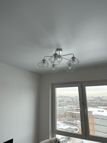 Установлен осветительный прибор на потолок, подключены провода, закреплена конструкция, проверена работа ламп, обеспечена надежность крепления, завершено подключение, проверена безопасность.