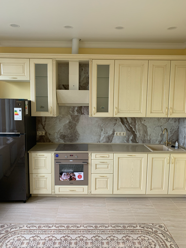 Установлена гладкая поверхность из искусственного камня на кухне, выполнены точные вырезы под мойку и варочную панель, обеспечено плотное прилегание к стене, герметизация швов завершена.