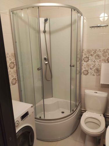 Установлена душевая конструкция с низким основанием, подключены водопроводные коммуникации, закреплены стеклянные панели, смонтирована дверца, проверена герметичность соединений.