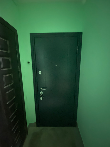 Установлена металлическая дверь, обеспечивающая защиту от огня. Проведены работы по монтажу, закреплению конструкции, проверке замков и петель для надежного функционирования.