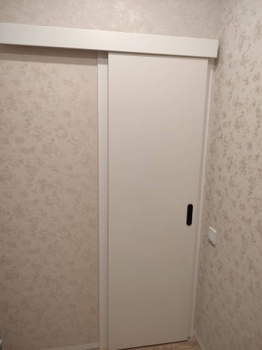 Установлен замок на раздвижную дверь, выполнены все необходимые работы по подготовке и монтажу. Обеспечена надежная фиксация и плавное функционирование механизма.