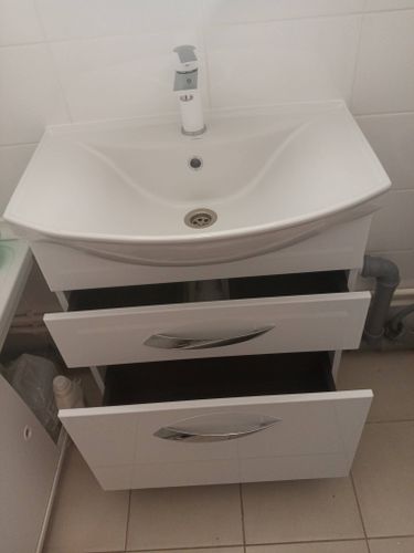 Установлен новый водопроводный кран на раковину. Подключены трубы, проверена герметичность соединений. Обеспечен доступ к воде, проверена функциональность, завершены финальные настройки.