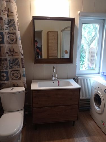 Выполнен монтаж нового напольного унитаза, подключение к водопроводу, герметизация стыков, проверка на утечки, установка сиденья, тестирование функциональности.