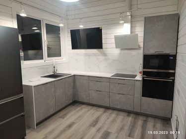 Проведена установка кухонной поверхности из искусственного камня, включая вырезы для мойки и варочной панели, с точной подгонкой и надежной фиксацией. Завершено оформление стыков.