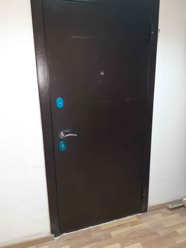 Установлена металлическая дверь с защитой от огня. Проведены работы по монтажу, закреплению, регулировке. Обеспечена надежная фиксация, герметичность, функциональность. Завершено оформление проема.