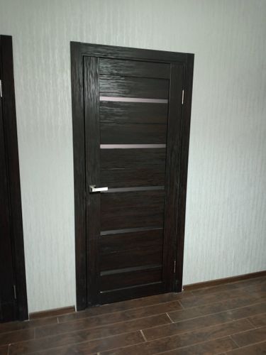 Установлена новая деревянная створка, закреплены петли, врезана ручка, отрегулированы зазоры, проверена плавность хода, обеспечена надежная фиксация в проеме, завершена отделка наличниками.