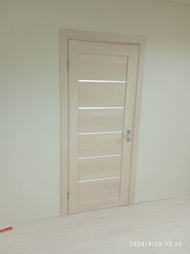 Установлена новая створка: проведено крепление петель, монтаж коробки, врезка замка, регулировка полотна, фиксация наличников, проверка функционирования, завершение отделки.