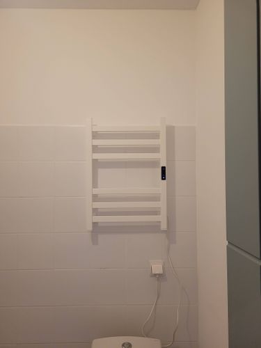 Установлено устройство для сушки полотенец. Закреплено на стене, подключено к электросети через розетку. Проведены необходимые монтажные работы, проверена функциональность.