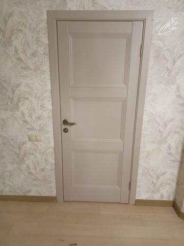 Установлена новая дверная ручка, заменены крепления, исправлены механизмы, проверена функциональность, устранены дефекты, обеспечена надежность и плавность работы.