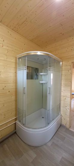 Установлена современная душевая конструкция с гидромассажными функциями, подключены водопроводные коммуникации, герметично закреплены стеклянные панели, проверена работоспособность всех систем.