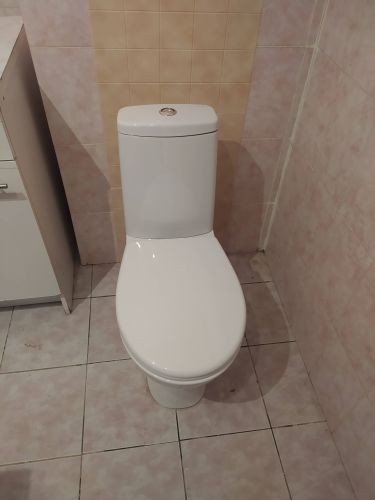 Установлен новый напольный унитаз, подключен к водопроводу и канализации, проверена герметичность соединений, закреплен на плитке, выполнена регулировка бачка для корректной работы.