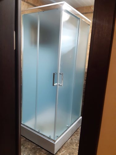 Установлена современная душевая конструкция с функцией гидромассажа, подключены все коммуникации, герметично закреплены панели, проверена работа системы, обеспечена надежная фиксация.