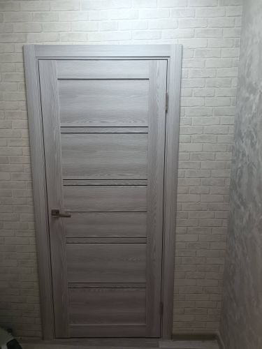 Установлена новая створка, закреплены петли, врезана ручка, отрегулирована коробка, зазоры устранены, произведена подгонка, проверена плавность открывания, завершена отделка проема.