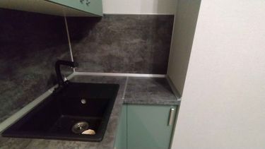 Изготовлены и установлены новые дверцы для кухонного гарнитура. Подогнаны по размерам, обеспечивая идеальную посадку. Обновленный вид добавляет современный стиль и функциональность.