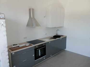 Выполнен точный раскрой кухонной поверхности для установки варочной панели и мойки. Аккуратные вырезы обеспечивают идеальное прилегание и функциональность.