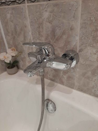 Установлены новые эксцентрики, обеспечивающие надежное крепление смесителя к стене. Проведена замена старых элементов, что улучшило функциональность и внешний вид сантехнического узла.