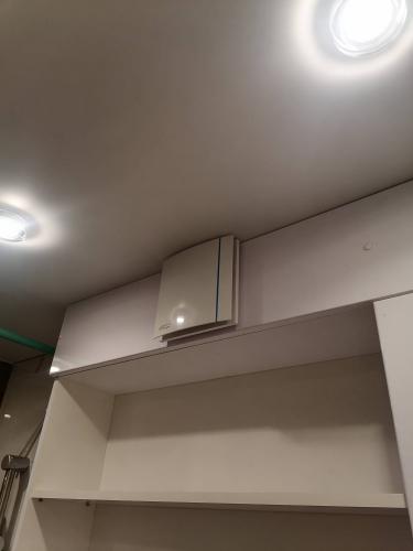 Установлено оборудование для воздухообмена, закреплены каналы, подключены электрические компоненты, проверена работоспособность системы, обеспечена циркуляция воздуха в помещении.