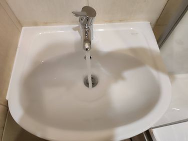 Установлено новое оборудование на раковину, подключены водопроводные трубы, проверена герметичность соединений, обеспечен стабильный поток воды, проведена проверка функционирования.