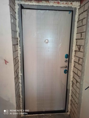 На металлическую дверь установлены МДФ панели, обеспечивающие улучшенную звукоизоляцию и эстетичный вид. Работы завершены, поверхность ровная, аккуратно обработаны края.