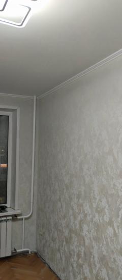 Сняты старые покрытия, очищены поверхности, устранены остатки клея, подготовлены стены для дальнейших работ. Обеспечена аккуратность и чистота в помещении.