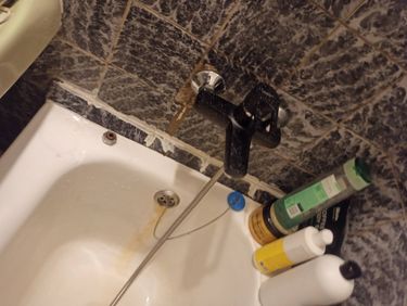 Установлено новое устройство для подачи воды в ванной комнате. Закреплены все элементы, подключены трубы, проверена герметичность соединений. Работы завершены, оборудование функционирует.