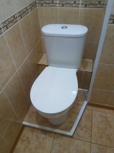 Установлен новый сливной бачок, подключены все коммуникации, проверена герметичность соединений, выполнена регулировка механизма слива, обеспечена стабильная работа системы.