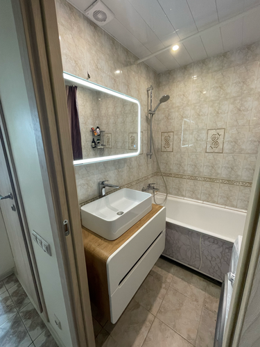 Выполнен монтаж нового крана в ванной комнате. Установлено современное оборудование, подключены все необходимые коммуникации, проверена герметичность соединений, обеспечена функциональность.