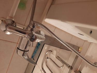 Установлен новый хромированный кран на раковину. Подключены водопроводные трубы, проверена герметичность соединений. Все элементы надежно закреплены, обеспечивая бесперебойную работу.