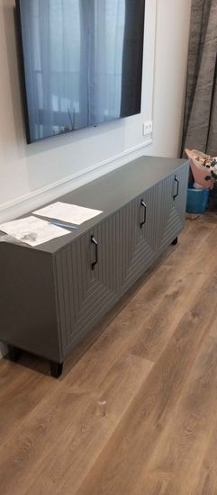 Собрана мебель с ящиками, установлены фасады, закреплены ручки, проверена работа механизмов, выровнены ножки, устранены зазоры, проведена финальная проверка устойчивости и функциональности.