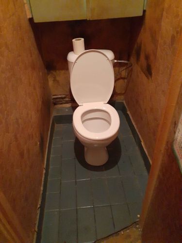 Установлено сантехническое оборудование, подключено к водопроводу и канализации, закреплено на полу, проверена герметичность соединений, обеспечена функциональность и надежность конструкции.