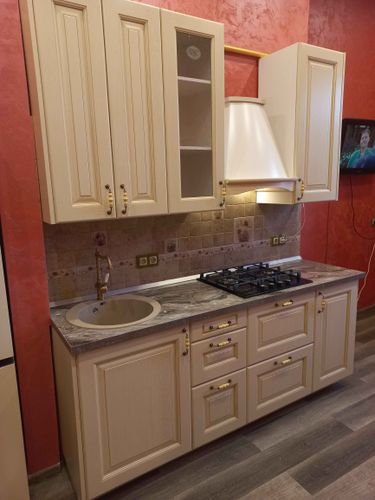 Установлены шкафы, закреплены фасады, смонтирована столешница, подключена мойка, встроена варочная панель, установлены ручки, выполнена подгонка деталей, проверена функциональность.