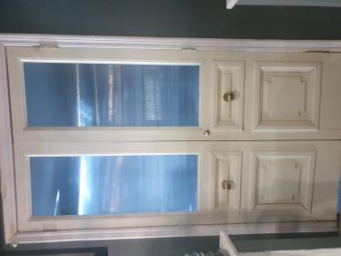 Изображение демонстрирует завершённый процесс: заменены уплотнители, отрегулированы механизмы, устранены протечки, обновлена фурнитура, проверена герметичность, восстановлена функциональность.