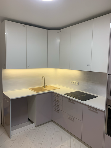 Установлена новая каменная поверхность, подогнана по размерам, закреплена на кухонных тумбах. Вырезаны отверстия для мойки и варочной панели, выполнена герметизация швов.