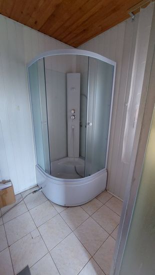 Установлена кабина: закреплены стенки, поддон, подключены коммуникации, проверена герметичность, отрегулированы двери, подключен смеситель, завершена отделка.