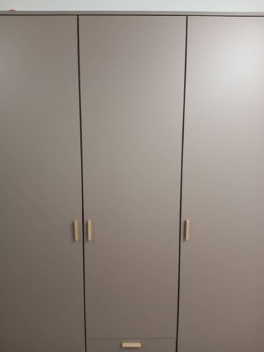 Установлены панели, закреплены направляющие, прикреплены ручки, отрегулированы двери, проверена устойчивость, завершена сборка, обеспечена функциональность, произведена финальная проверка.