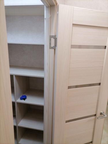 Установлена светлая межкомнатная дверь с одной створкой, закреплены петли, врезана ручка, отрегулировано полотно, обеспечена плавная работа. Завершено оформление проема.