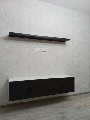 На стене закреплена полка, выровненная по уровню. Установлены крепежи, обеспечивающие надежность и устойчивость конструкции. Завершена работа по монтажу.