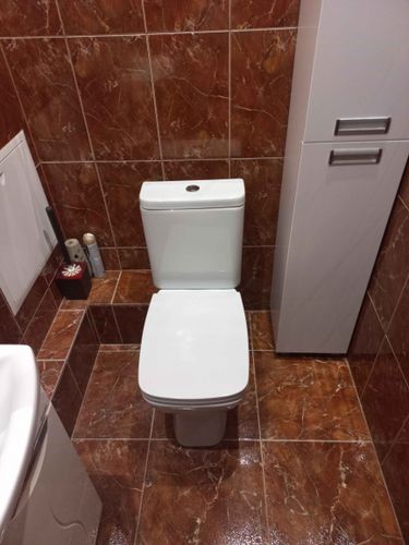 Установлен новый унитаз, отрегулирована система слива, заменены прокладки, проверена герметичность соединений, устранены протечки, очищены поверхности, проведена проверка работоспособности.